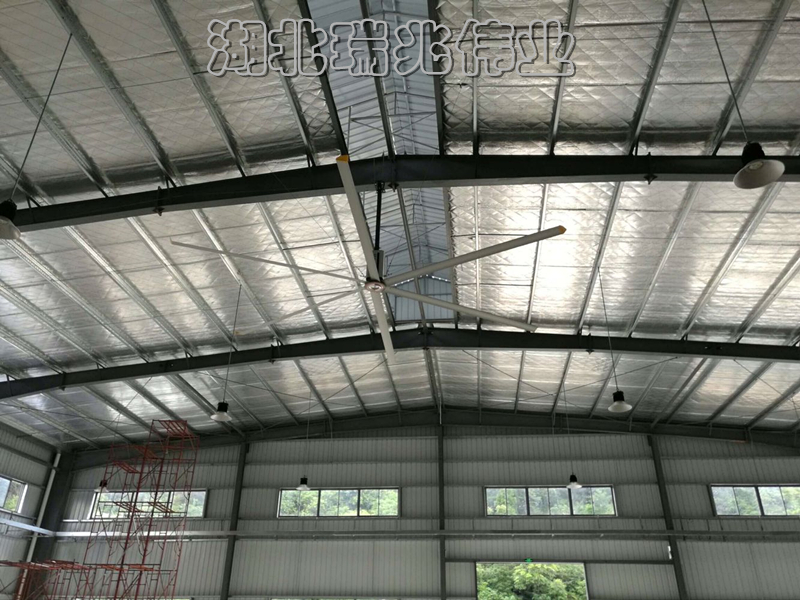 大型工業(yè)節(jié)能風扇、大型工業(yè)節(jié)能風扇、廠房降溫通風、廠房降溫、廠房通風、鋼結構廠房通風降溫方案、廠房車間通風降溫方案、大型工業(yè)風扇、物流倉儲大風扇、大吊扇、工業(yè)風扇、廠房車間降溫設備、廠房車間通風設備、車間溫控設備、工業(yè)大吊扇、工業(yè)大風扇、工業(yè)節(jié)能風扇、湖北瑞兆偉業(yè)通風降溫科技有限公司