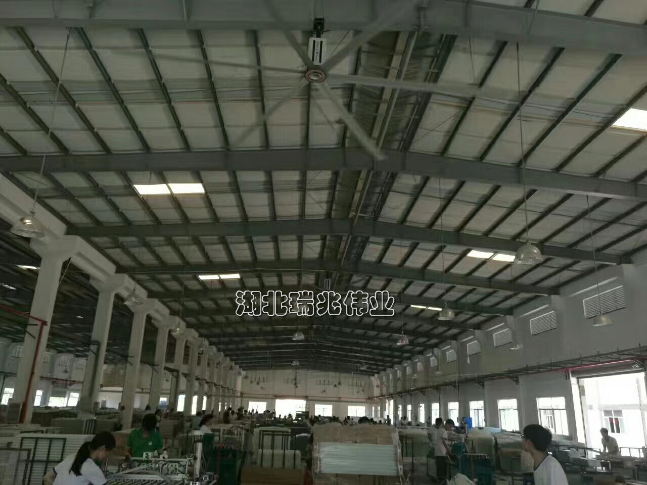 歐比特工業(yè)大風(fēng)扇、鋼結(jié)構(gòu)廠房通風(fēng)降溫方案、廠房車間通風(fēng)降溫方案、大型工業(yè)風(fēng)扇、物流倉(cāng)儲(chǔ)大風(fēng)扇、大吊扇、工業(yè)風(fēng)扇、廠房車間降溫設(shè)備、廠房車間通風(fēng)設(shè)備、車間溫控設(shè)備、工業(yè)大吊扇、工業(yè)大風(fēng)扇、工業(yè)節(jié)能風(fēng)扇、湖北瑞兆偉業(yè)通風(fēng)降溫科技有限公司