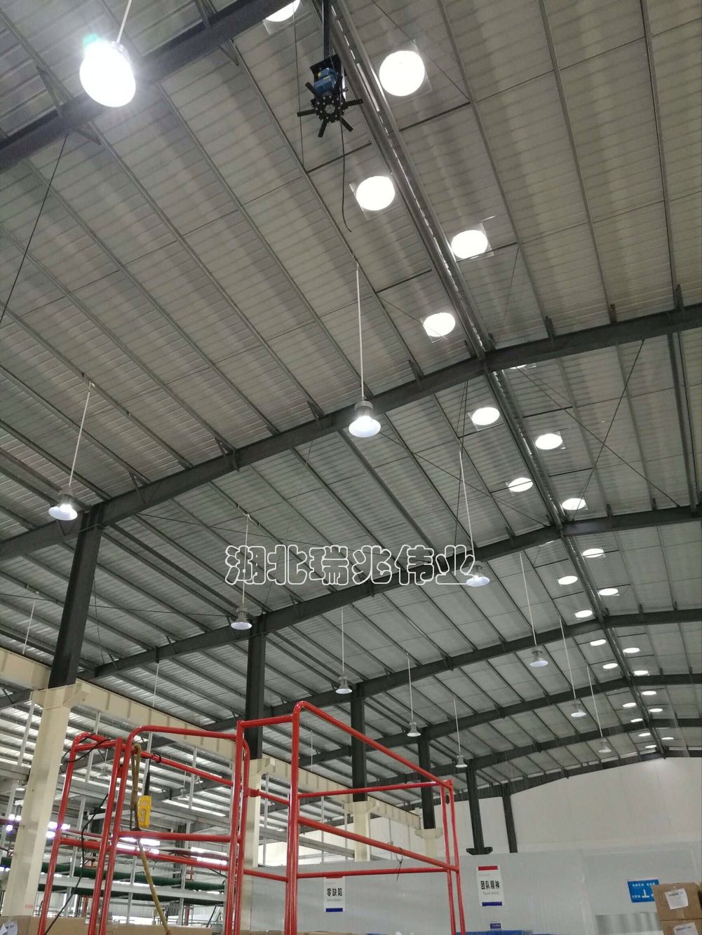 高大廠房降溫通風(fēng)方案、高大廠房降溫通風(fēng)、鋼結(jié)構(gòu)廠房通風(fēng)降溫方案、廠房車間通風(fēng)降溫方案、大型工業(yè)風(fēng)扇、物流倉(cāng)儲(chǔ)大風(fēng)扇、大吊扇、工業(yè)風(fēng)扇、廠房車間降溫設(shè)備、廠房車間通風(fēng)設(shè)備、車間溫控設(shè)備、工業(yè)大吊扇、工業(yè)大風(fēng)扇、工業(yè)節(jié)能風(fēng)扇、湖北瑞兆偉業(yè)通風(fēng)降溫科技有限公司