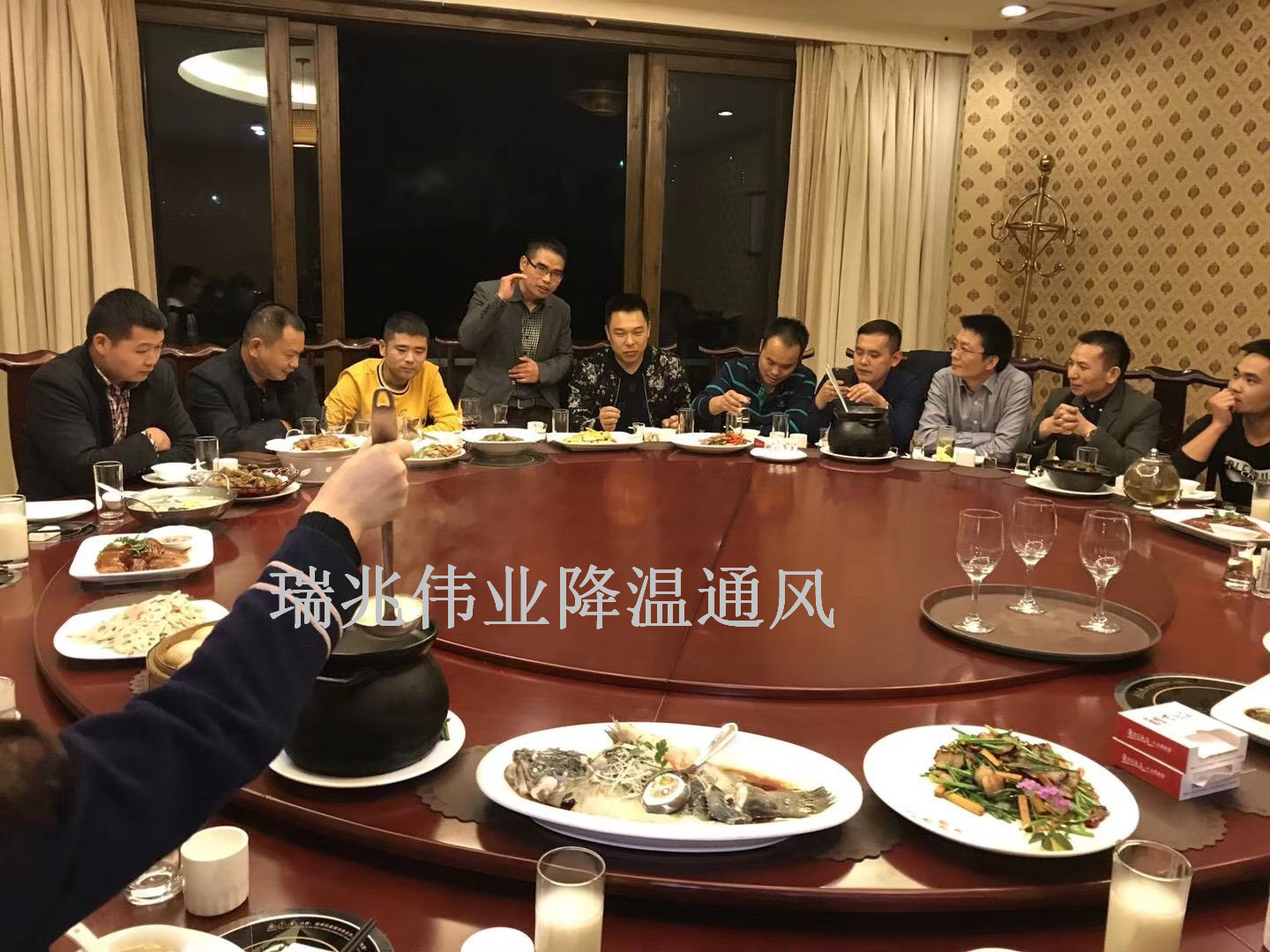 鋼結(jié)構(gòu)廠房通風(fēng)降溫方案、廠房車間通風(fēng)降溫方案、大型工業(yè)風(fēng)扇、物流倉儲大風(fēng)扇、大吊扇、工業(yè)風(fēng)扇、廠房車間降溫設(shè)備、廠房車間通風(fēng)設(shè)備、車間溫控設(shè)備、工業(yè)大吊扇、工業(yè)大風(fēng)扇、工業(yè)節(jié)能風(fēng)扇、湖北瑞兆偉業(yè)通風(fēng)降溫科技有限公司