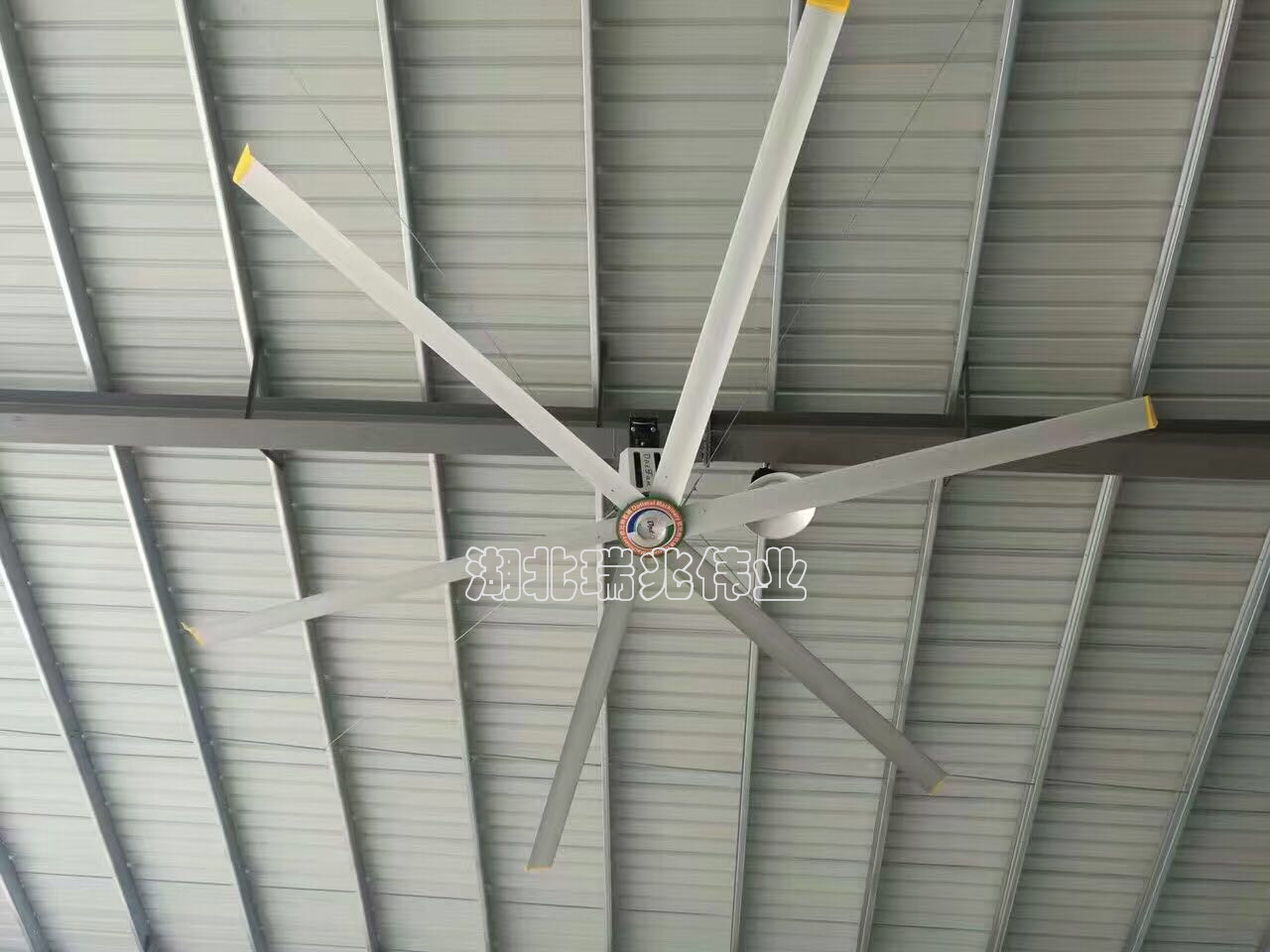 廠房降溫通風、鋼結構廠房通風降溫方案、廠房車間通風降溫方案、大型工業(yè)風扇、物流倉儲大風扇、大吊扇、工業(yè)風扇、廠房車間降溫設備、廠房車間通風設備、車間溫控設備、工業(yè)大吊扇、工業(yè)大風扇、工業(yè)節(jié)能風扇、湖北瑞兆偉業(yè)通風降溫科技有限公司