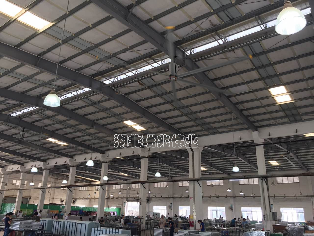 瑞泰風(fēng)工業(yè)大風(fēng)扇、鋼結(jié)構(gòu)廠房通風(fēng)降溫方案、廠房車間通風(fēng)降溫方案、大型工業(yè)風(fēng)扇、物流倉(cāng)儲(chǔ)大風(fēng)扇、大吊扇、工業(yè)風(fēng)扇、廠房車間降溫設(shè)備、廠房車間通風(fēng)設(shè)備、車間溫控設(shè)備、工業(yè)大吊扇、工業(yè)大風(fēng)扇、工業(yè)節(jié)能風(fēng)扇、湖北瑞兆偉業(yè)通風(fēng)降溫科技有限公司