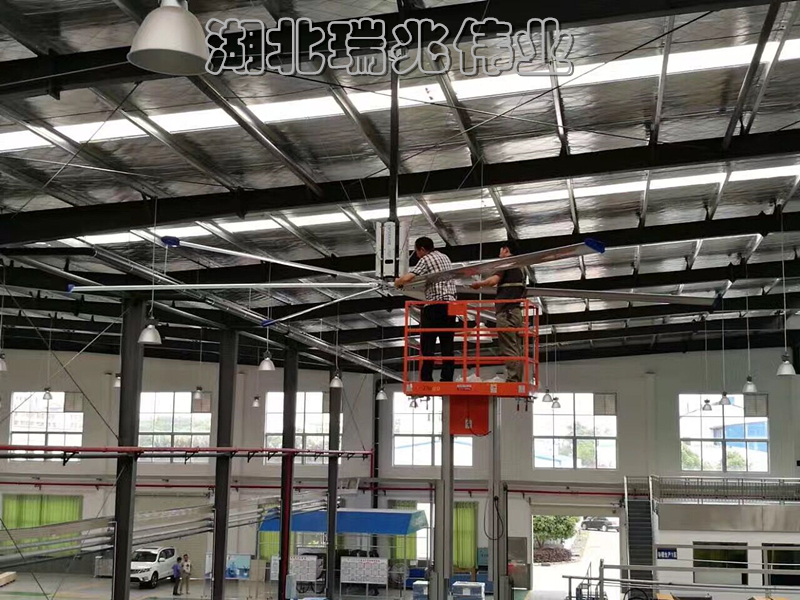 超大型工業(yè)吊扇、湖北瑞兆偉業(yè)通風降溫科技有限公司為17年專業(yè)通風降溫解決方案領航者,為數(shù)千家各大品牌企業(yè)提供鋼結構廠房通風降溫方案、大型工業(yè)風扇、物流倉儲大風扇、大吊扇、工業(yè)風扇、車間溫控設備、工業(yè)大吊扇、工業(yè)大風扇、工業(yè)節(jié)能風扇一站式服務及廠房車間通風降溫方案與廠房車間通風降溫設備.工業(yè)大風扇廠家服務熱線:400-7757-027."