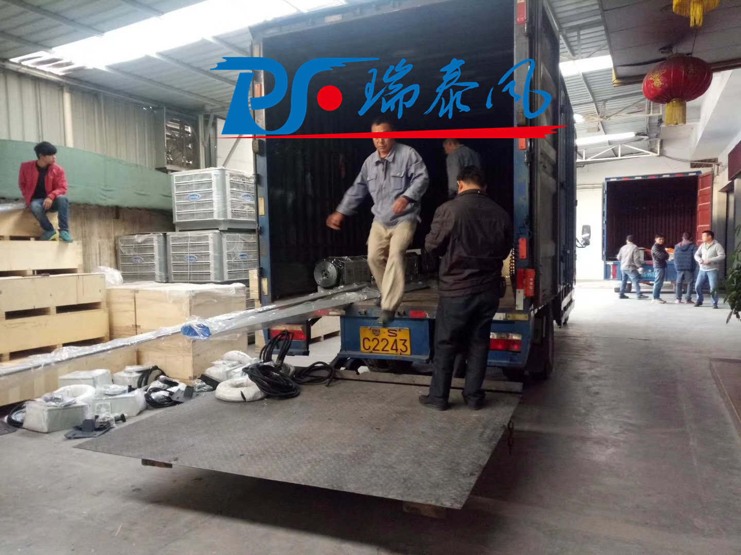 瑞泰風工業(yè)大風扇、鋼結(jié)構(gòu)廠房通風降溫方案、廠房車間通風降溫方案、大型工業(yè)風扇、物流倉儲大風扇、大吊扇、工業(yè)風扇、廠房車間降溫設(shè)備、廠房車間通風設(shè)備、車間溫控設(shè)備、工業(yè)大吊扇、工業(yè)大風扇、工業(yè)節(jié)能風扇、湖北瑞兆偉業(yè)通風降溫科技有限公司