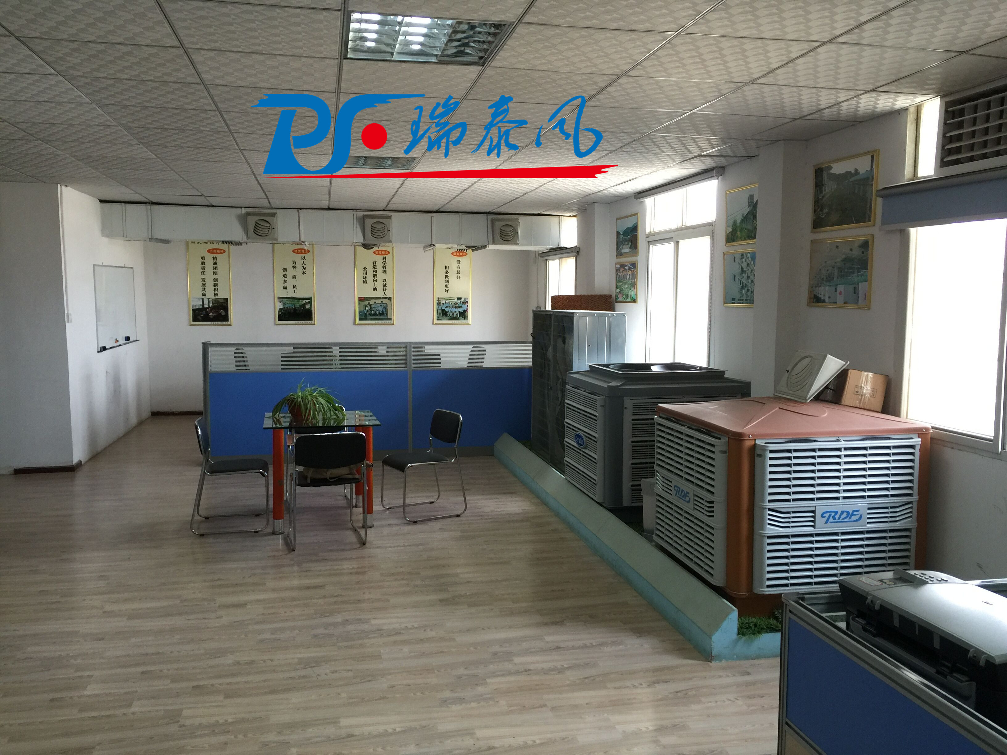 鋼結(jié)構(gòu)廠房通風(fēng)降溫方案、廠房車(chē)間通風(fēng)降溫方案、大型工業(yè)風(fēng)扇、物流倉(cāng)儲(chǔ)大風(fēng)扇、大吊扇、工業(yè)風(fēng)扇、廠房車(chē)間降溫設(shè)備、廠房車(chē)間通風(fēng)設(shè)備、車(chē)間溫控設(shè)備、工業(yè)大吊扇、工業(yè)大風(fēng)扇、工業(yè)節(jié)能風(fēng)扇、湖北瑞兆偉業(yè)通風(fēng)降溫科技有限公司、瑞泰風(fēng)工業(yè)大風(fēng)扇