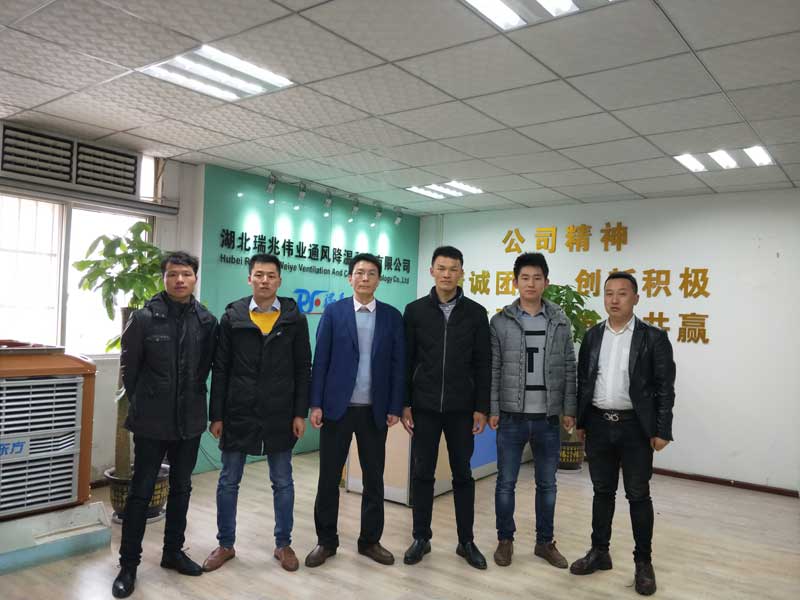 瑞泰風(fēng)工業(yè)大風(fēng)扇、潤東方冷風(fēng)機、鋼結(jié)構(gòu)廠房通風(fēng)降溫方案、廠房車間通風(fēng)降溫方案、大型工業(yè)風(fēng)扇、物流倉儲大風(fēng)扇、大吊扇、工業(yè)風(fēng)扇、廠房車間降溫設(shè)備、廠房車間通風(fēng)設(shè)備、車間溫控設(shè)備、工業(yè)大吊扇、工業(yè)大風(fēng)扇、工業(yè)節(jié)能風(fēng)扇、湖北瑞兆偉業(yè)通風(fēng)降溫科技有限公司。