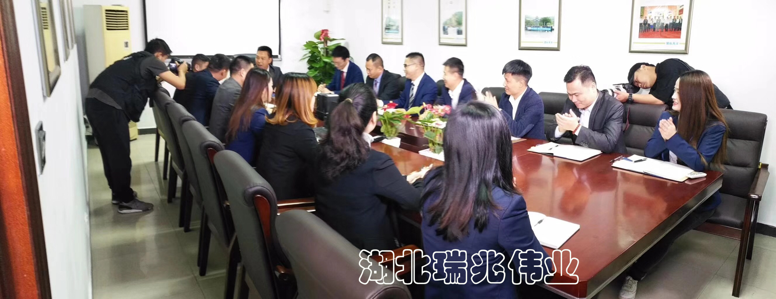 鋼結(jié)構(gòu)廠房通風(fēng)降溫方案、廠房車(chē)間通風(fēng)降溫方案、大型工業(yè)風(fēng)扇、物流倉(cāng)儲(chǔ)大風(fēng)扇、大吊扇、工業(yè)風(fēng)扇、廠房車(chē)間降溫設(shè)備、廠房車(chē)間通風(fēng)設(shè)備、車(chē)間溫控設(shè)備、工業(yè)大吊扇、工業(yè)大風(fēng)扇、工業(yè)節(jié)能風(fēng)扇、湖北瑞兆偉業(yè)通風(fēng)降溫科技有限公司