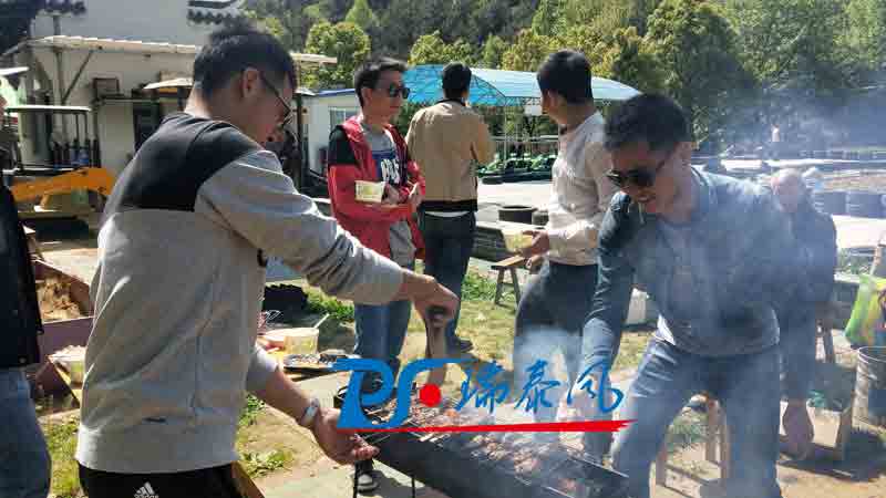 鋼結(jié)構(gòu)廠房通風(fēng)降溫方案、廠房車間通風(fēng)降溫方案、大型工業(yè)風(fēng)扇、物流倉(cāng)儲(chǔ)大風(fēng)扇、大吊扇、工業(yè)風(fēng)扇、廠房車間降溫設(shè)備、廠房車間通風(fēng)設(shè)備、車間溫控設(shè)備、工業(yè)大吊扇、工業(yè)大風(fēng)扇、工業(yè)節(jié)能風(fēng)扇、湖北瑞兆偉業(yè)通風(fēng)降溫科技有限公司