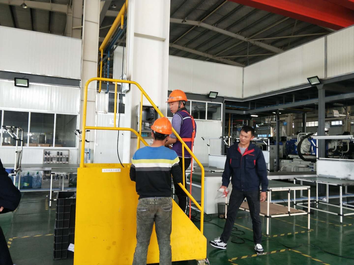 鋼結(jié)構(gòu)廠房通風(fēng)降溫方案、廠房車(chē)間通風(fēng)降溫方案、大型工業(yè)風(fēng)扇、物流倉(cāng)儲(chǔ)大風(fēng)扇、大吊扇、工業(yè)風(fēng)扇、廠房車(chē)間降溫設(shè)備、廠房車(chē)間通風(fēng)設(shè)備、車(chē)間溫控設(shè)備、工業(yè)大吊扇、工業(yè)大風(fēng)扇、工業(yè)節(jié)能風(fēng)扇、湖北瑞兆偉業(yè)通風(fēng)降溫科技有限公司