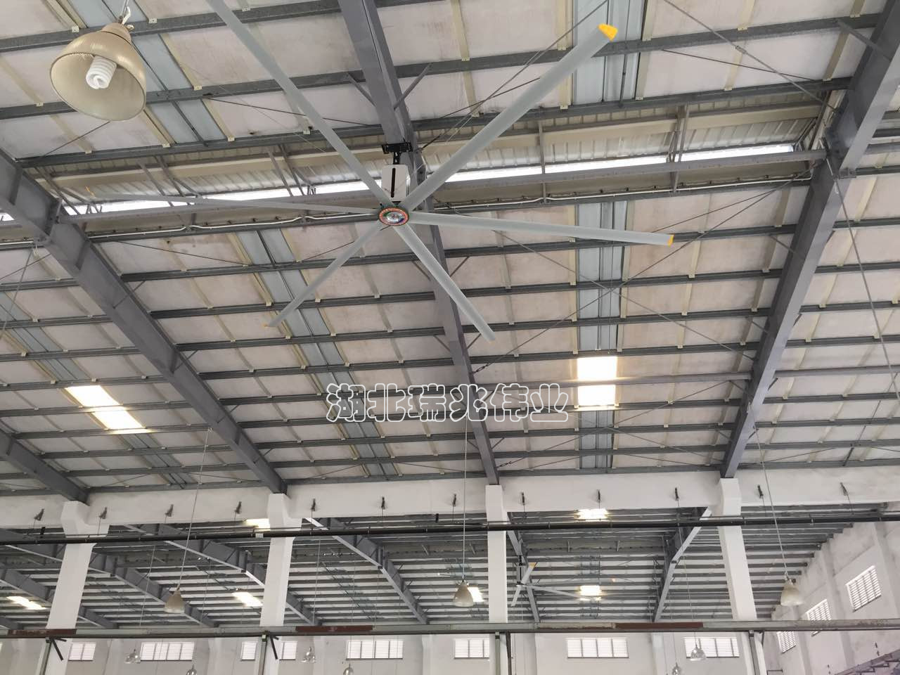 鋼結(jié)構(gòu)廠房通風(fēng)降溫方案、廠房車間通風(fēng)降溫方案、大型工業(yè)風(fēng)扇、物流倉(cāng)儲(chǔ)大風(fēng)扇、大吊扇、工業(yè)風(fēng)扇、廠房車間降溫設(shè)備、廠房車間通風(fēng)設(shè)備、車間溫控設(shè)備、工業(yè)大吊扇、工業(yè)大風(fēng)扇、工業(yè)節(jié)能風(fēng)扇、湖北瑞兆偉業(yè)通風(fēng)降溫科技有限公司