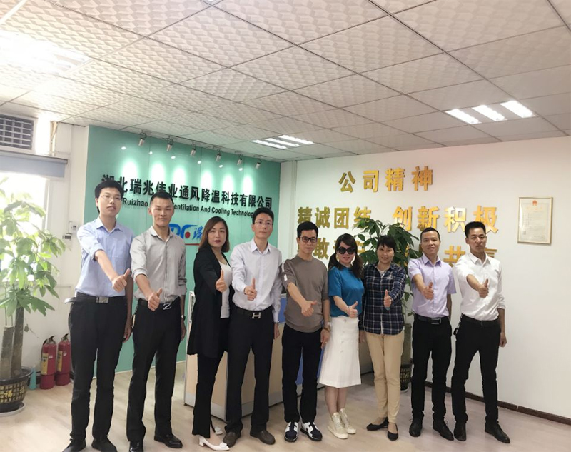 鋼結(jié)構(gòu)廠房通風(fēng)降溫方案、廠房車間通風(fēng)降溫方案、大型工業(yè)風(fēng)扇、物流倉儲(chǔ)大風(fēng)扇、大吊扇、工業(yè)風(fēng)扇、廠房車間降溫設(shè)備、廠房車間通風(fēng)設(shè)備、車間溫控設(shè)備、工業(yè)大吊扇、工業(yè)大風(fēng)扇、工業(yè)節(jié)能風(fēng)扇、湖北瑞兆偉業(yè)通風(fēng)降溫科技有限公司