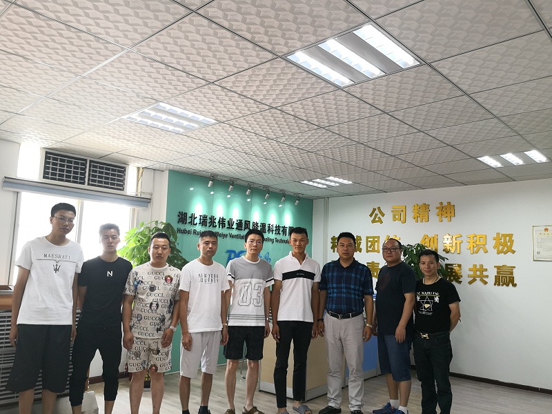 鋼結(jié)構(gòu)廠房通風降溫方案、廠房車間通風降溫方案、大型工業(yè)風扇、物流倉儲大風扇、大吊扇、工業(yè)風扇、廠房車間降溫設(shè)備、廠房車間通風設(shè)備、車間溫控設(shè)備、工業(yè)大吊扇、工業(yè)大風扇、工業(yè)節(jié)能風扇、湖北瑞兆偉業(yè)通風降溫科技有限公司
