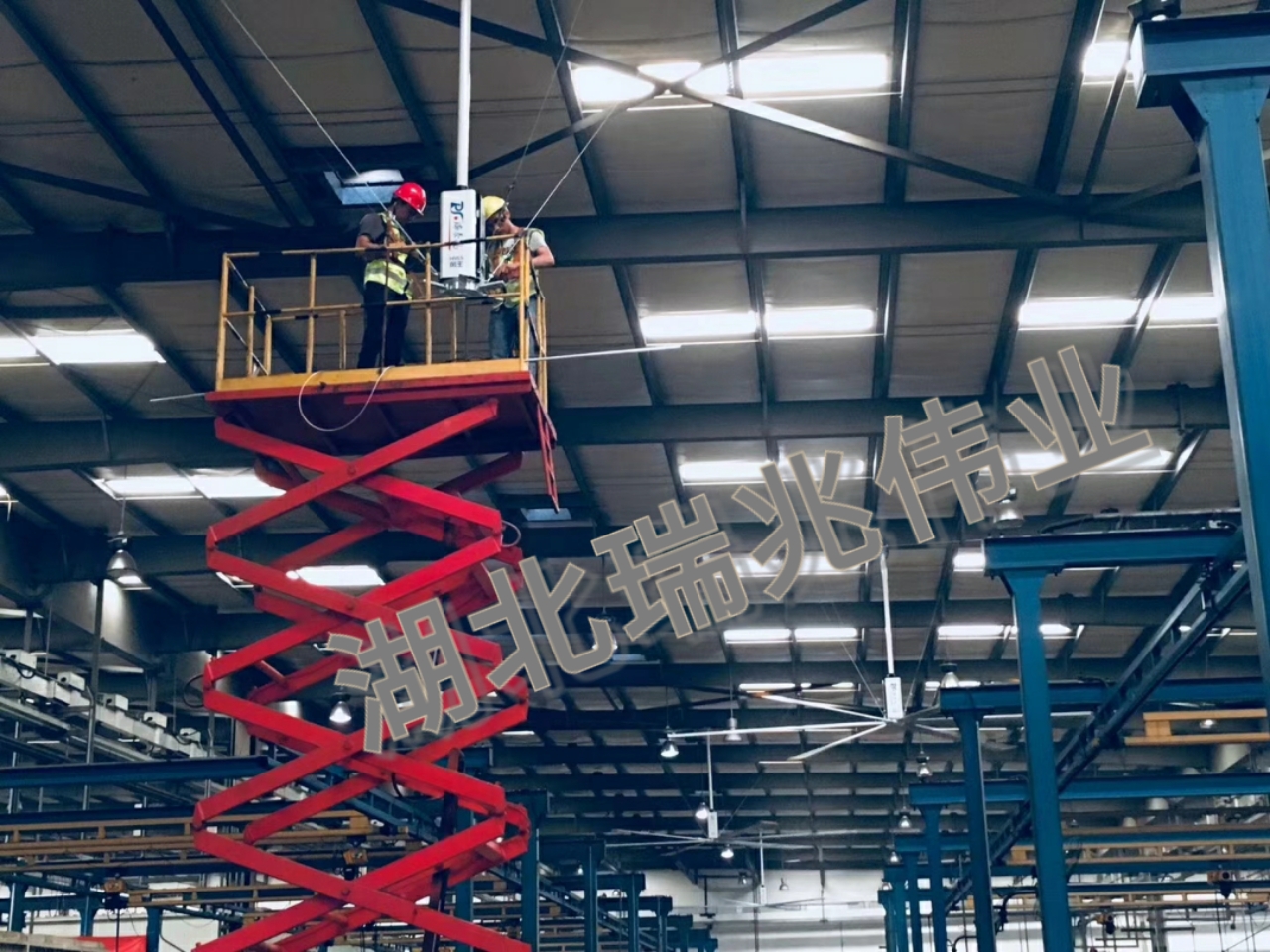 鋼結(jié)構(gòu)廠房通風(fēng)降溫方案、廠房車間通風(fēng)降溫方案、大型工業(yè)風(fēng)扇、物流倉儲(chǔ)大風(fēng)扇、大吊扇、工業(yè)風(fēng)扇、廠房車間降溫設(shè)備、廠房車間通風(fēng)設(shè)備、車間溫控設(shè)備、工業(yè)大吊扇、工業(yè)大風(fēng)扇、工業(yè)節(jié)能風(fēng)扇、湖北瑞兆偉業(yè)通風(fēng)降溫科技有限公司
