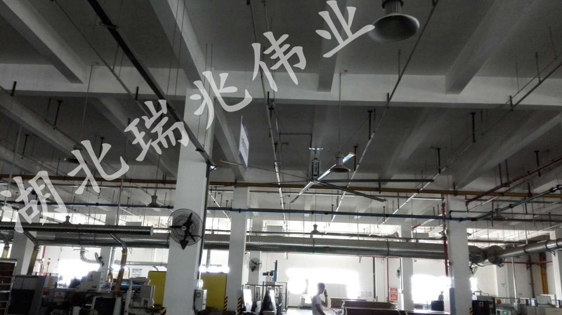鋼結(jié)構(gòu)廠房通風(fēng)降溫方案、廠房車間通風(fēng)降溫方案、大型工業(yè)風(fēng)扇、物流倉(cāng)儲(chǔ)大風(fēng)扇、大吊扇、工業(yè)風(fēng)扇、廠房車間降溫設(shè)備、廠房車間通風(fēng)設(shè)備、車間溫控設(shè)備、工業(yè)大吊扇、工業(yè)大風(fēng)扇、工業(yè)節(jié)能風(fēng)扇、湖北瑞兆偉業(yè)通風(fēng)降溫科技有限公司
