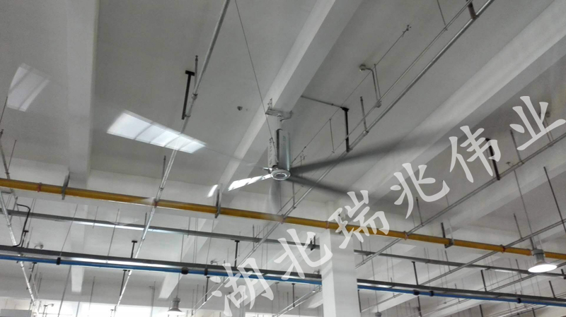 鋼結(jié)構(gòu)廠房通風(fēng)降溫方案、廠房車間通風(fēng)降溫方案、大型工業(yè)風(fēng)扇、物流倉(cāng)儲(chǔ)大風(fēng)扇、大吊扇、工業(yè)風(fēng)扇、廠房車間降溫設(shè)備、廠房車間通風(fēng)設(shè)備、車間溫控設(shè)備、工業(yè)大吊扇、工業(yè)大風(fēng)扇、工業(yè)節(jié)能風(fēng)扇、湖北瑞兆偉業(yè)通風(fēng)降溫科技有限公司