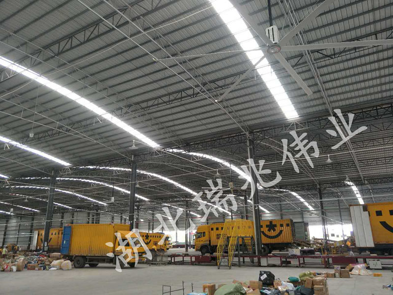鋼結構廠房通風降溫方案、廠房車間通風降溫方案、大型工業(yè)風扇、物流倉儲大風扇、大吊扇、工業(yè)風扇、廠房車間降溫設備、廠房車間通風設備、車間溫控設備、工業(yè)大吊扇、工業(yè)大風扇、工業(yè)節(jié)能風扇、湖北瑞兆偉業(yè)通風降溫科技有限公司