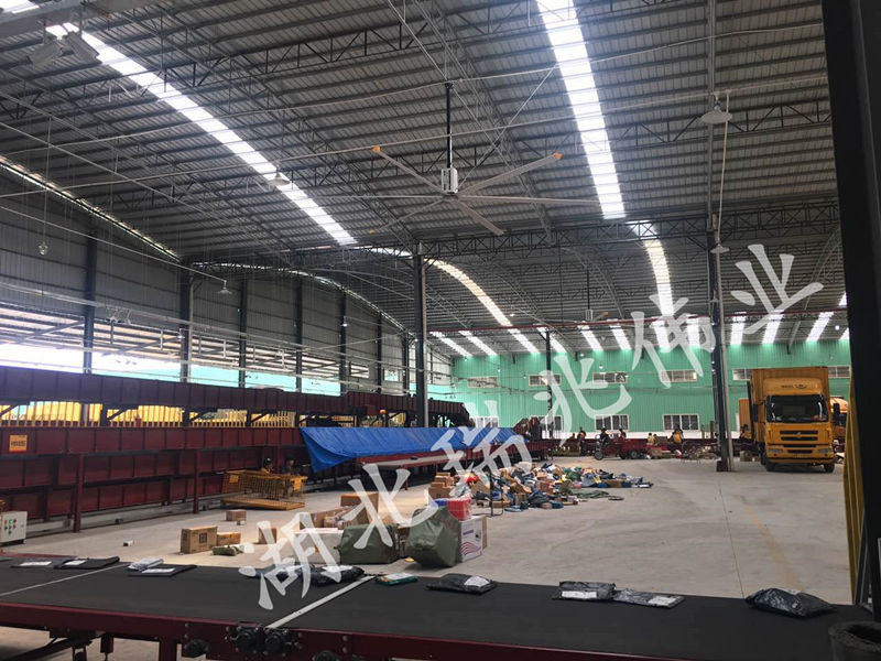 鋼結構廠房通風降溫方案、廠房車間通風降溫方案、大型工業(yè)風扇、物流倉儲大風扇、大吊扇、工業(yè)風扇、廠房車間降溫設備、廠房車間通風設備、車間溫控設備、工業(yè)大吊扇、工業(yè)大風扇、工業(yè)節(jié)能風扇、湖北瑞兆偉業(yè)通風降溫科技有限公司