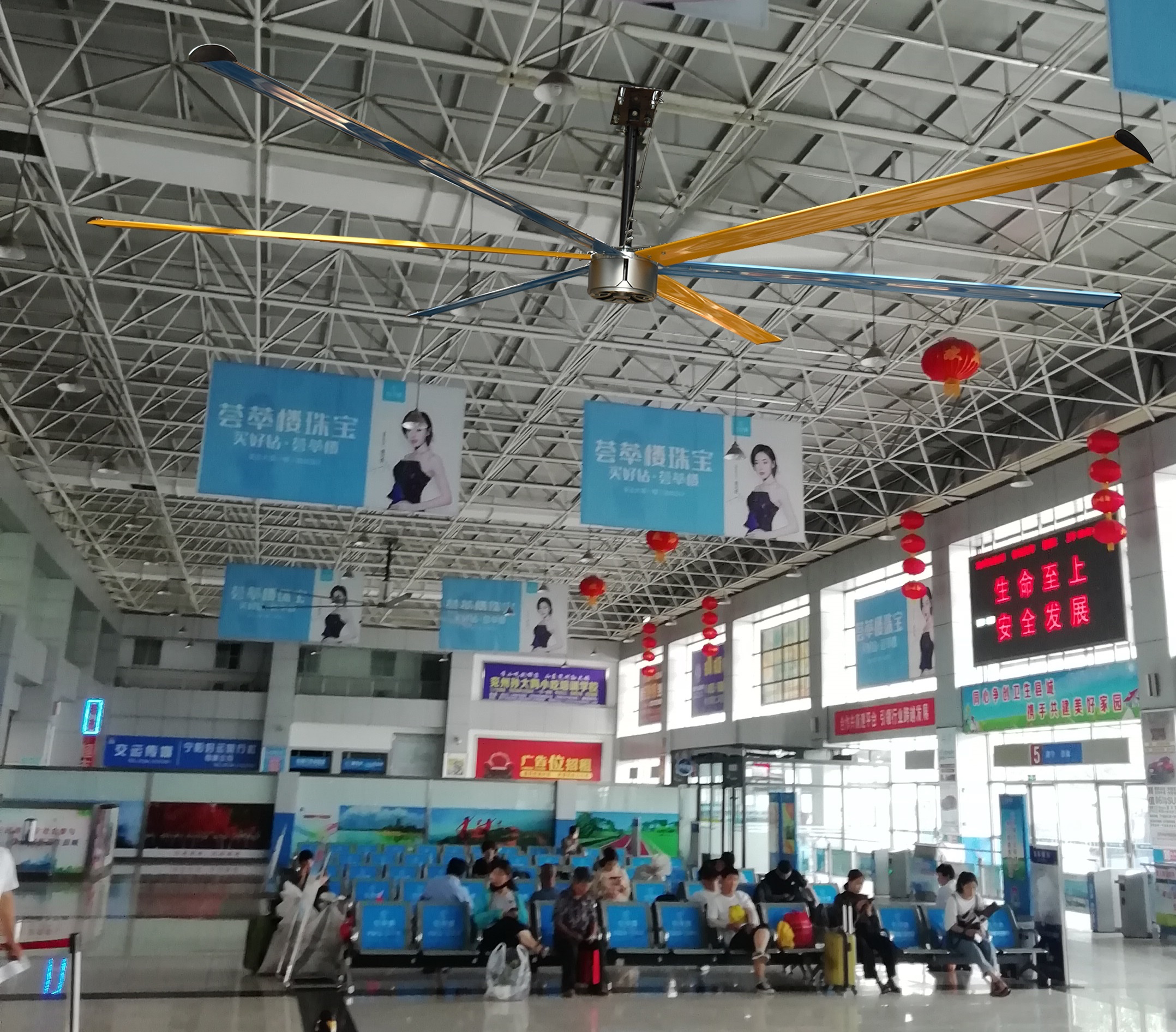 候車室通風(fēng)降溫,工業(yè)大風(fēng)扇，工業(yè)大吊扇，公共場(chǎng)所通風(fēng)降溫