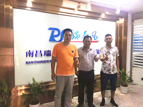 千里探望華中團隊，吹響廠房車間通風降溫沖鋒號