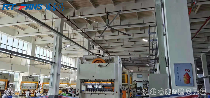 夏日炎炎，你的企業(yè)需要安裝一款工業(yè)大風(fēng)扇幫你迅速解決高大車間的通風(fēng)降溫難題！