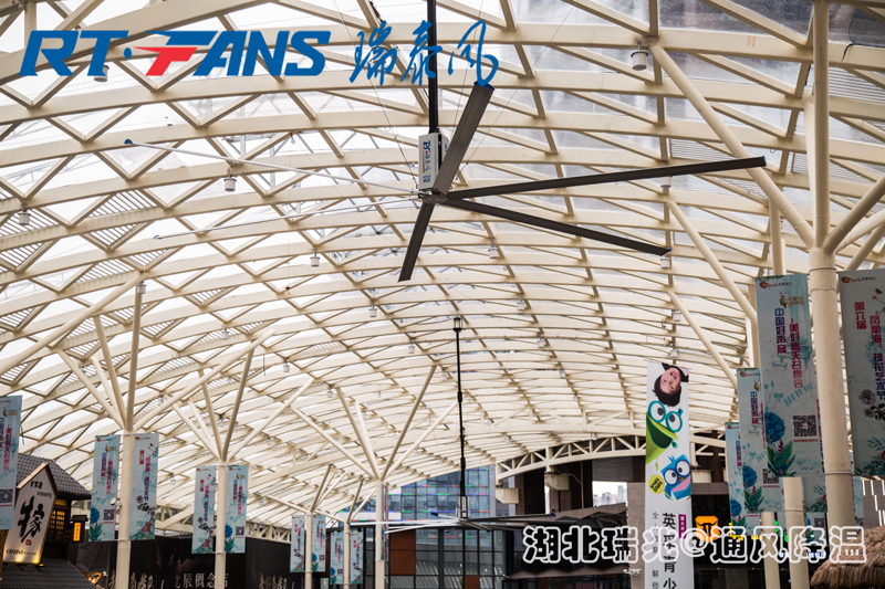 工業(yè)大風(fēng)扇產(chǎn)生的自然微風(fēng)，給人感受到4-6攝氏度的溫差！